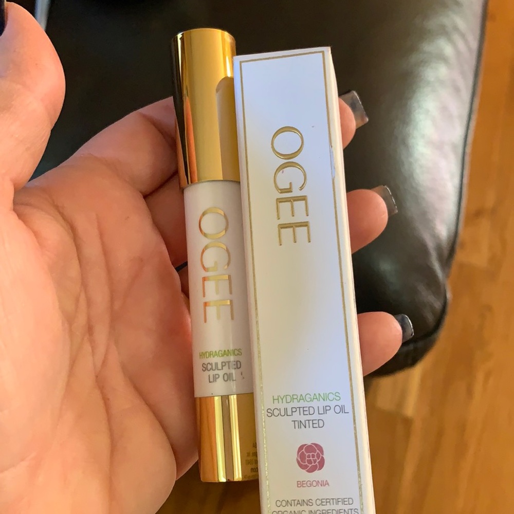 brand new in box OGEE sculpted lip oil tinted Begonia